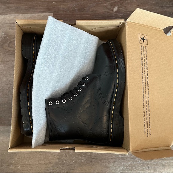 Dr. Martens 1460 8-Eye Barbed Wire Embossed Boots Unisex NIB men’s size 10 - Picture 6 of 7